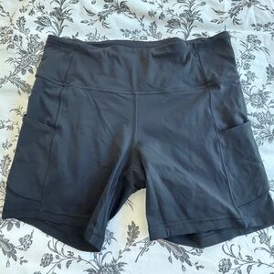 Lululemon biker shorts with pockets